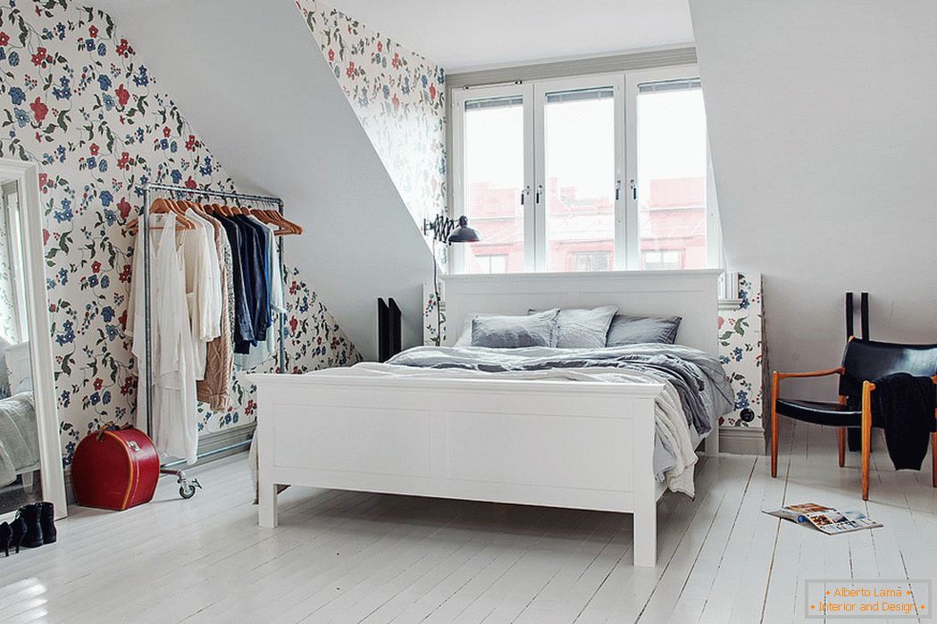 Interiorul unui dormitor în stil scandinav