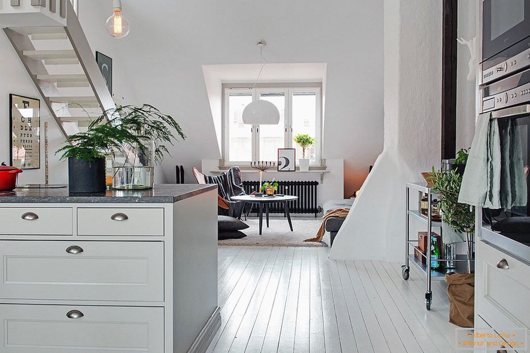 Interiorul unei case mici în stil scandinav