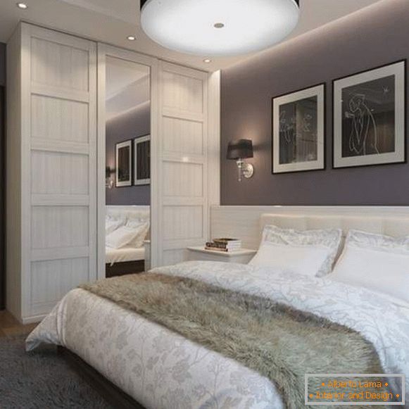 Dulap încorporat în dormitor într-un stil modern, cu oglindă și iluminat