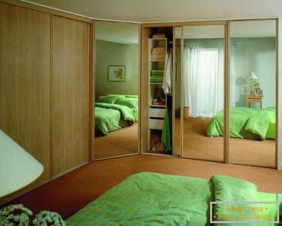 Dulap încorporat în dormitor cu ușile în oglindă