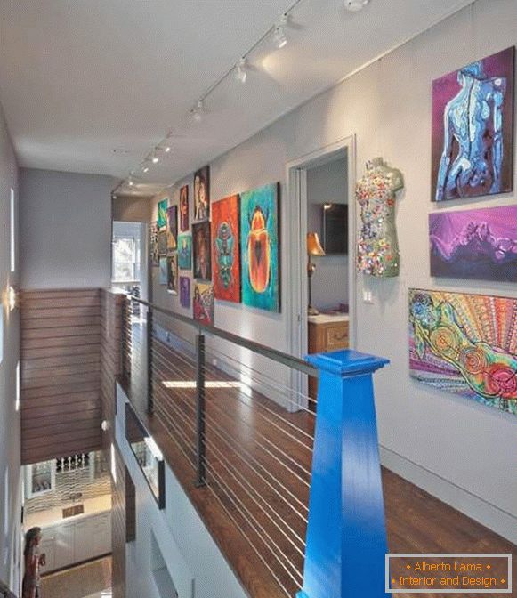 Variante ale etajelor secunde într-o casă privată - o galerie cu picturi pe pereți
