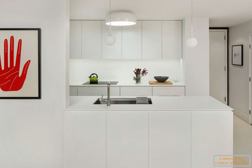 Interiorul de bucătărie în alb, cu patch-uri luminoase