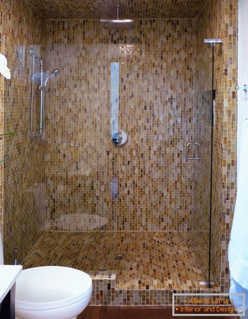 Mozaic pe pereții din baie