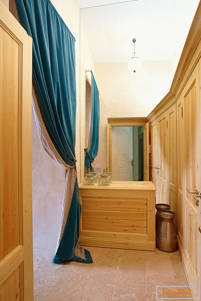 Sala mică de intrare cu mobilier din lemn