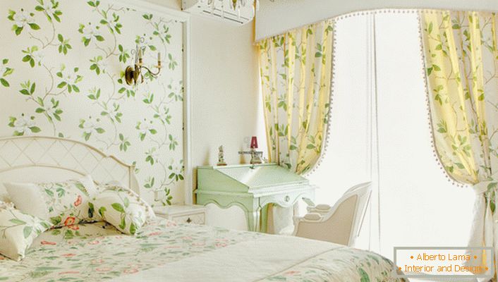 Motivele de flori folosite pentru a decora pereții în camera fetelor pot fi urmărite și pe perdele și lenjerie de pat. 