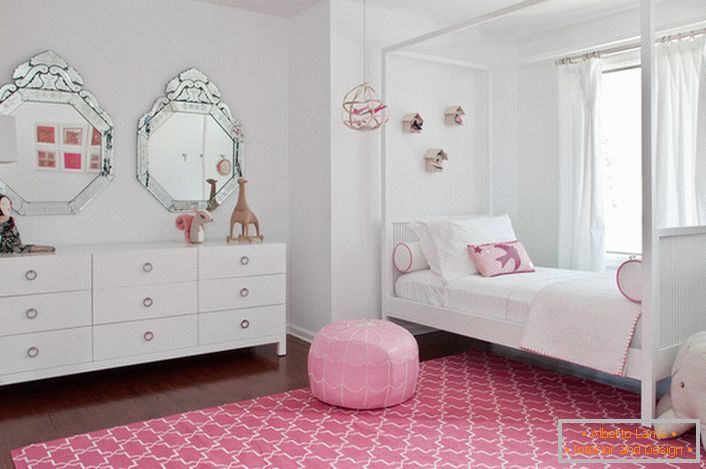 Decorarea clasică albă și roz a camerei unui mic moda.