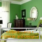 Oglindă albă pe peretele verde din dormitor