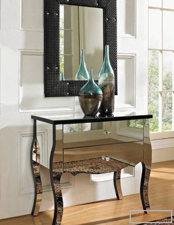 Combinația de mobilier în oglindă și decor negru