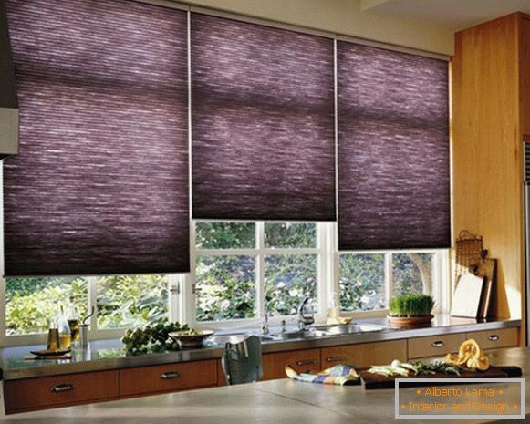 Blindă pe fereastră în fotografie de bucătărie