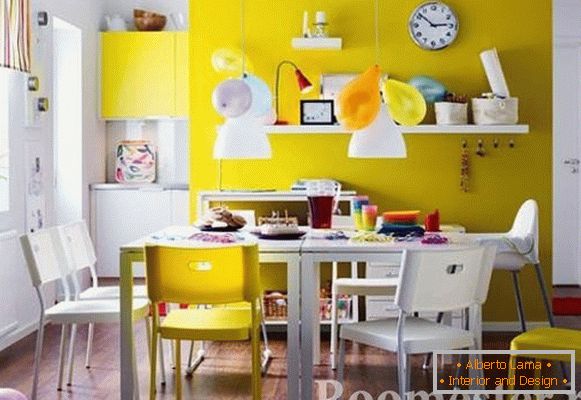 Sala de mese în culoarea galbenă