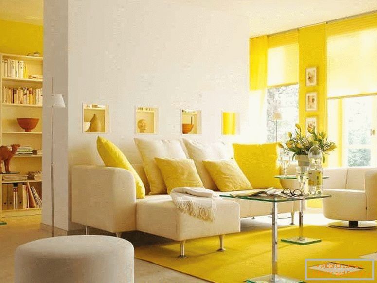 Cameră de zi galbenă galbenă