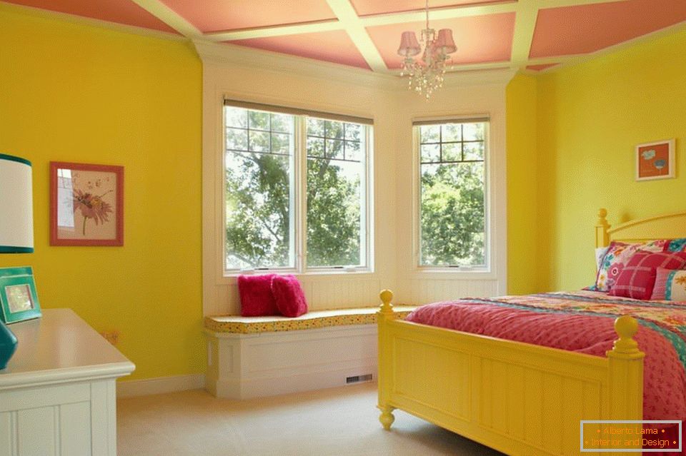 Pereții galbeni și tavanul roz