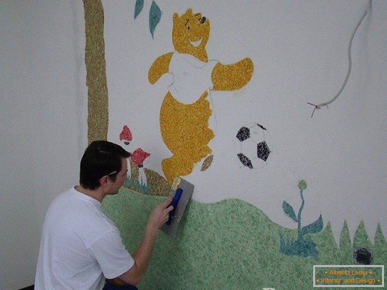 Omul desenează Winnie the Pooh pe perete în grădiniță