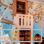 Cameră pentru copii cu un hamac și un copac pe perete